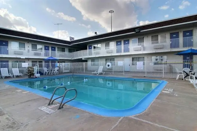 Motel 6 Odessa, TX - Havuz