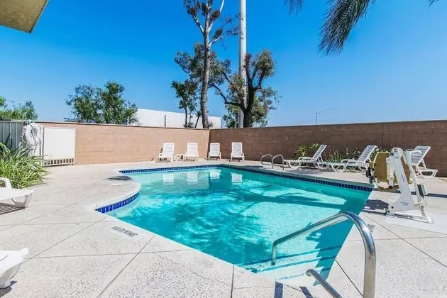Motel 6 Ontario, CA - Airport - Havuz