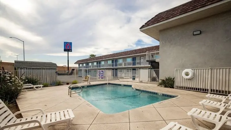Motel 6 Ontario, CA - Airport - Havuz