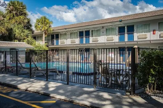 Motel 6 Orlando-Kissimmee Main Gate East - Havuz