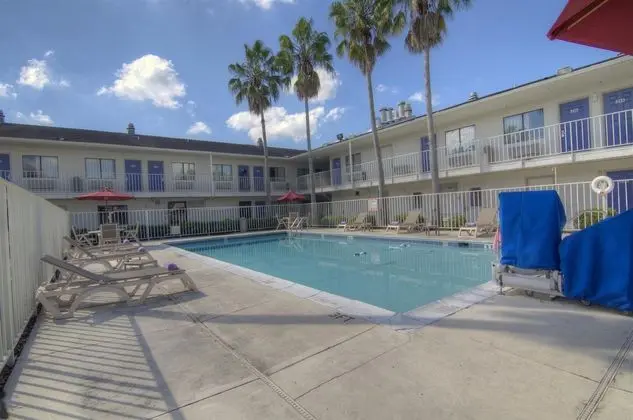 Motel 6 Orlando - Winter Park - Havuz