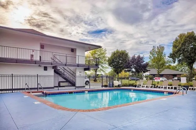 Motel 6 Oshkosh - Havuz