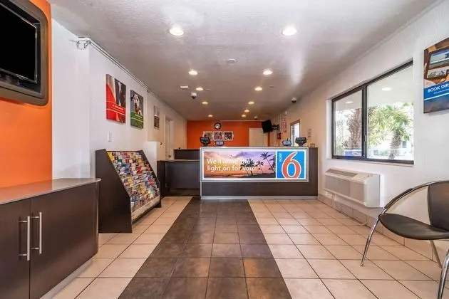 Motel 6 Palm Springs, CA - East - Palm Canyon - Lobi