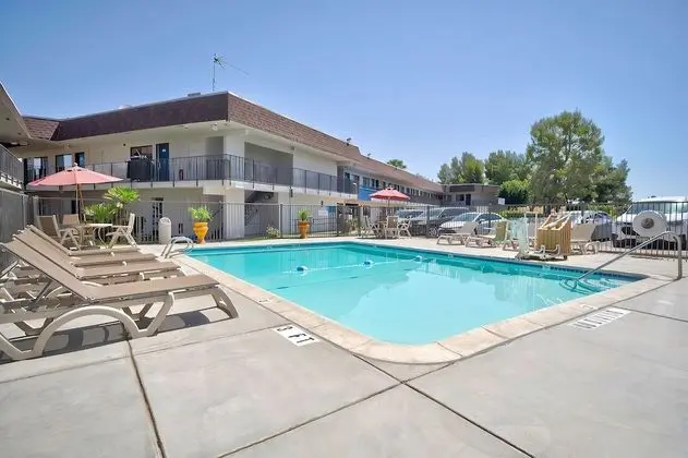 Motel 6 Palmdale, CA - Havuz