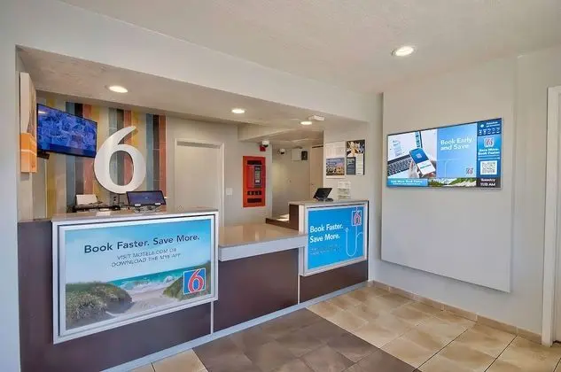 Motel 6 Palmdale, CA - Lobi