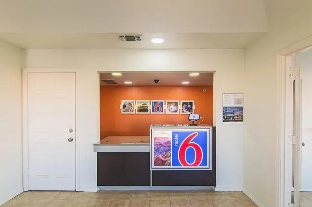 Motel 6 Paris, TX - Lobi