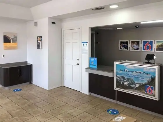 Motel 6 Paris, TX - Lobi