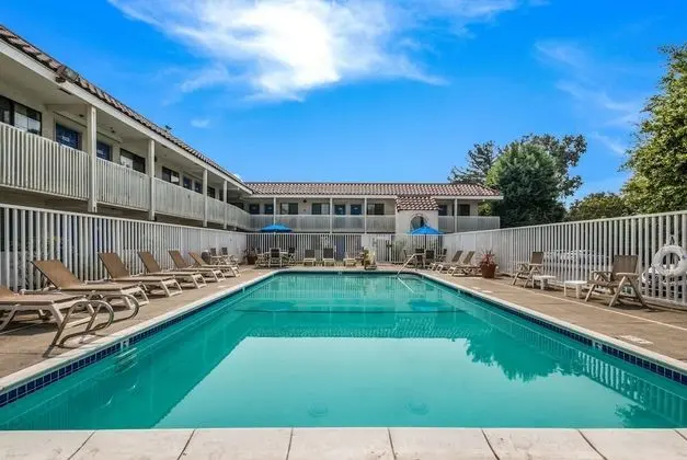 Motel 6 Petaluma, CA - Havuz