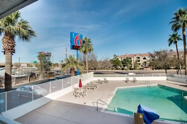 Motel 6 Phoenix East - Havuz
