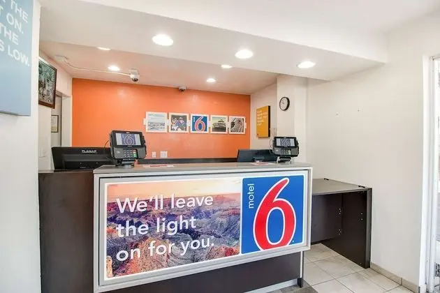 Motel 6 Phoenix East - Lobi