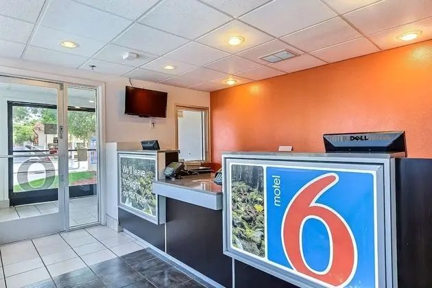 Motel 6 Pinole, CA - Lobi