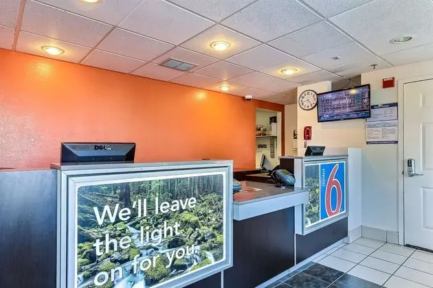 Motel 6 Pinole, CA - Lobi