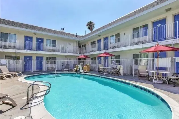 Motel 6 Pleasanton, CA - Havuz