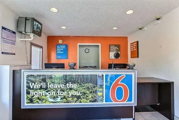 Motel 6 Pleasanton, CA - Lobi