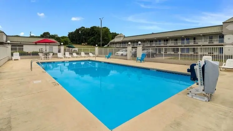 Motel 6 Pulaski, TN - Havuz