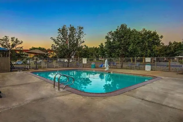 Motel 6 Red Bluff, CA - Havuz