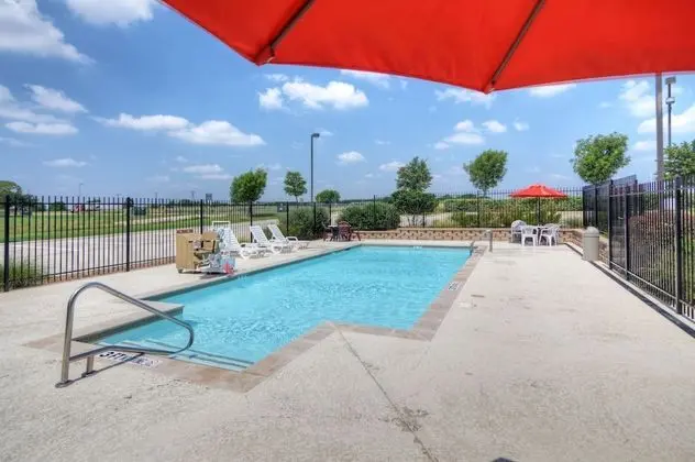 Motel 6 Roanoke, TX - Northlake - Speedway - Havuz