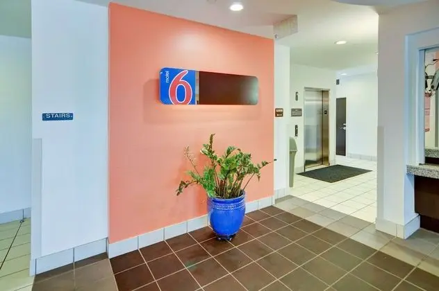 Motel 6 Roanoke, TX - Northlake - Speedway - Lobi