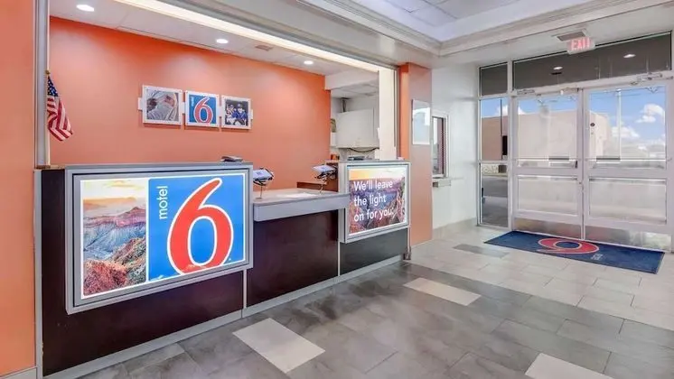 Motel 6 Roswell, NM - Lobi