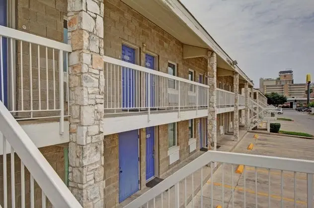 Motel 6-San Antonio Downtown - Dış Mekan