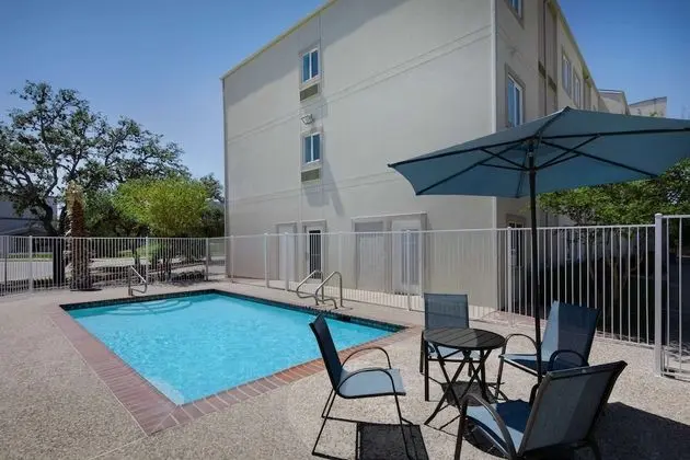 Motel 6 San Antonio, TX - Airport - Havuz