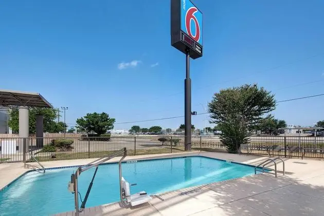 Motel 6 San Antonio, TX - South - Havuz