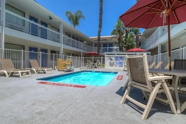 Motel 6 Santa Ana - Havuz