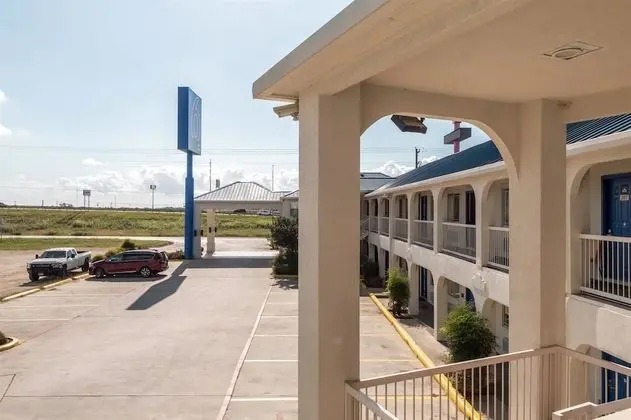 Motel 6 Seguin, TX - Dış Mekan