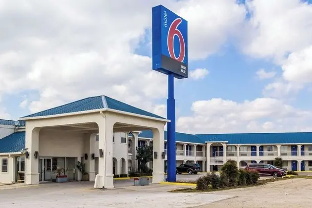 Motel 6 Seguin, TX - Dış Mekan