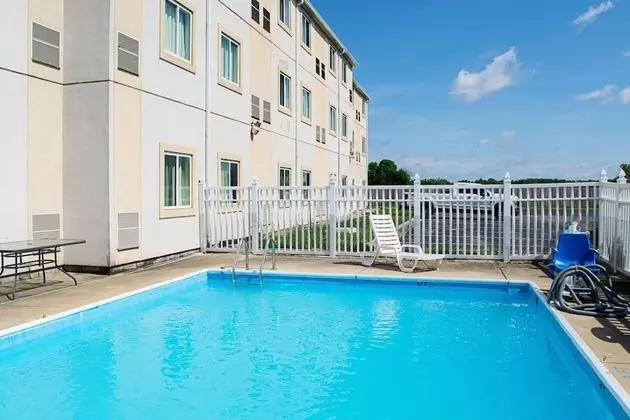 Motel 6 Seymour, IN - North - Havuz