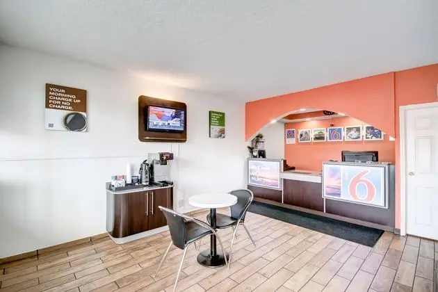 Motel 6 Somerset, KY - Lobi