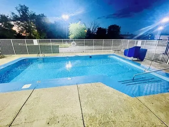 Motel 6 Springfield, IL - Havuz