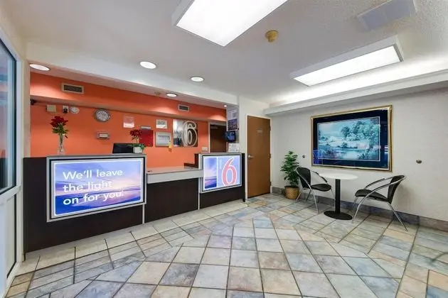 Motel 6 Statesville, NC - Lobi