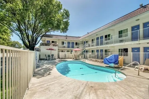 Motel 6 Stockton, CA - North - Havuz
