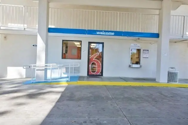 Motel 6 Tallahassee, FL - Otopark