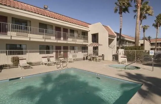 Motel 6 Thousand Palms - Havuz