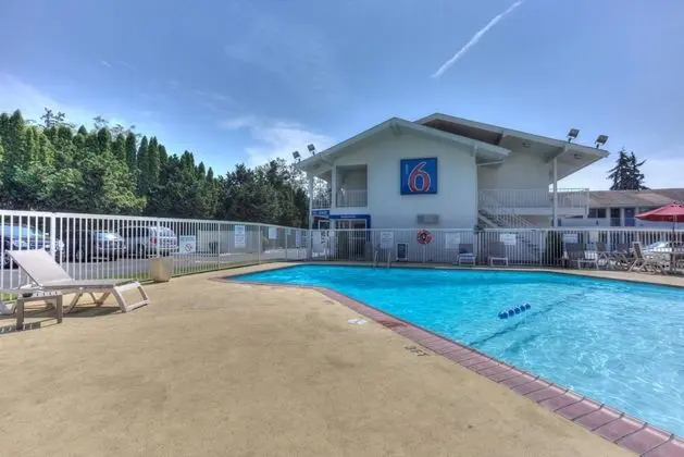 Motel 6 Tigard, OR - Portland South - Lake Oswego - Havuz