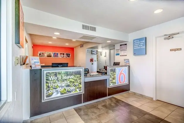 Motel 6 Tracy, CA - Lobi