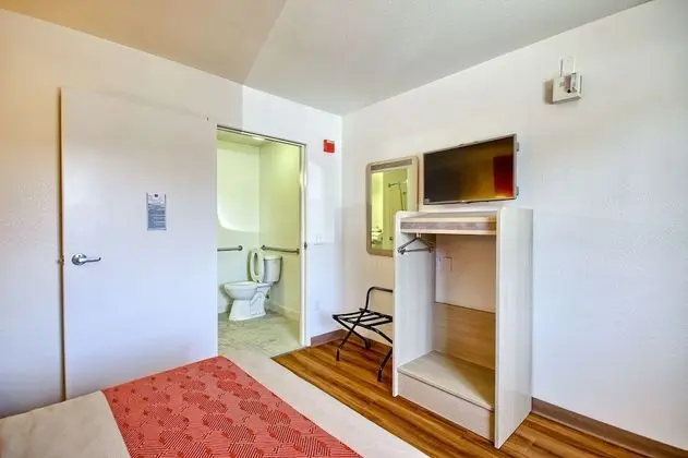 Motel 6 Tulare, CA - Oda