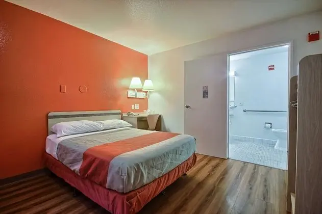 Motel 6 Tulare, CA - Oda