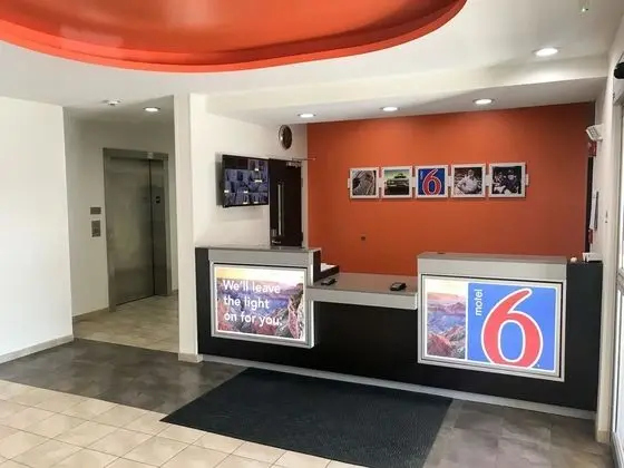 Motel 6 Tulsa, OK - Lobi