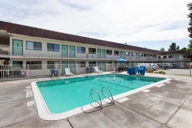 Motel 6 Turlock, CA - Havuz