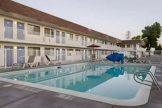 Motel 6 Turlock, CA - Havuz
