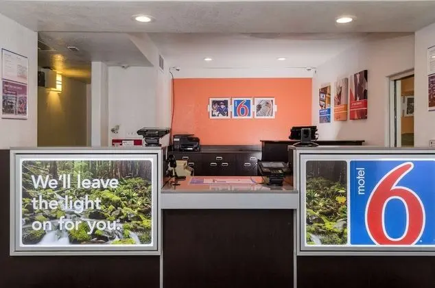 Motel 6 Turlock, CA - Lobi
