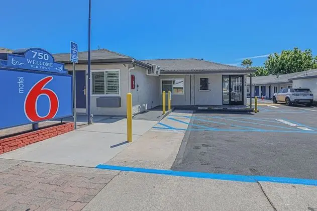 Motel 6 Tustin, CA – Orange County - Dış Mekan