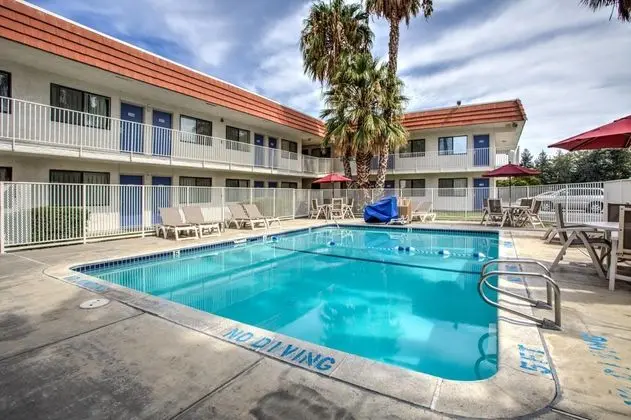 Motel 6 Vacaville, CA - Havuz