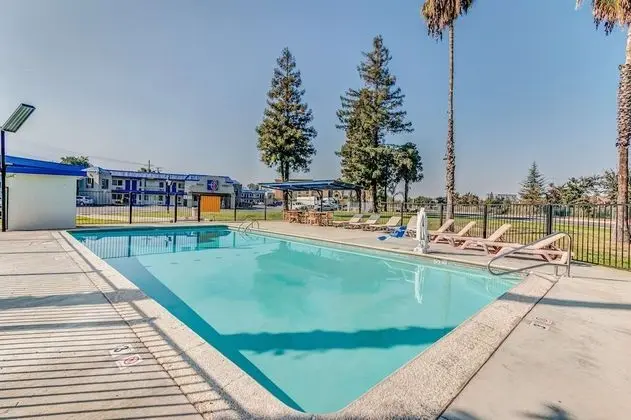 Motel 6 Visalia, CA - Havuz