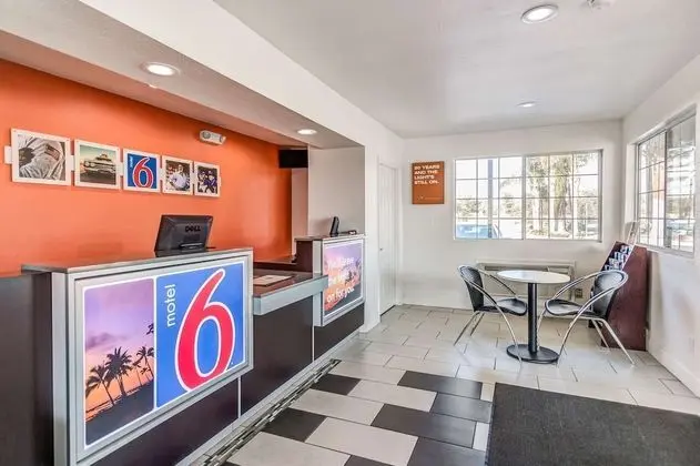 Motel 6 Visalia, CA - Lobi