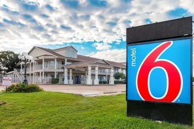 Motel 6 Waxahachie, TX