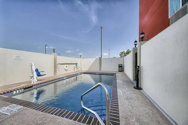 Motel 6 Weslaco, TX - Havuz